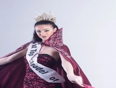 Τουρκάλα μοντέλο προκαλεί - Απειλεί την Ελλάδα με... οθωμανικά χαστούκια! (φωτό)